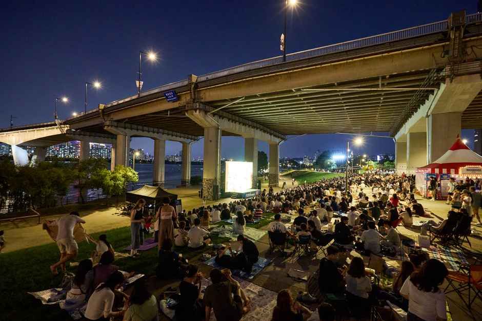 ハンガン橋の下映画館